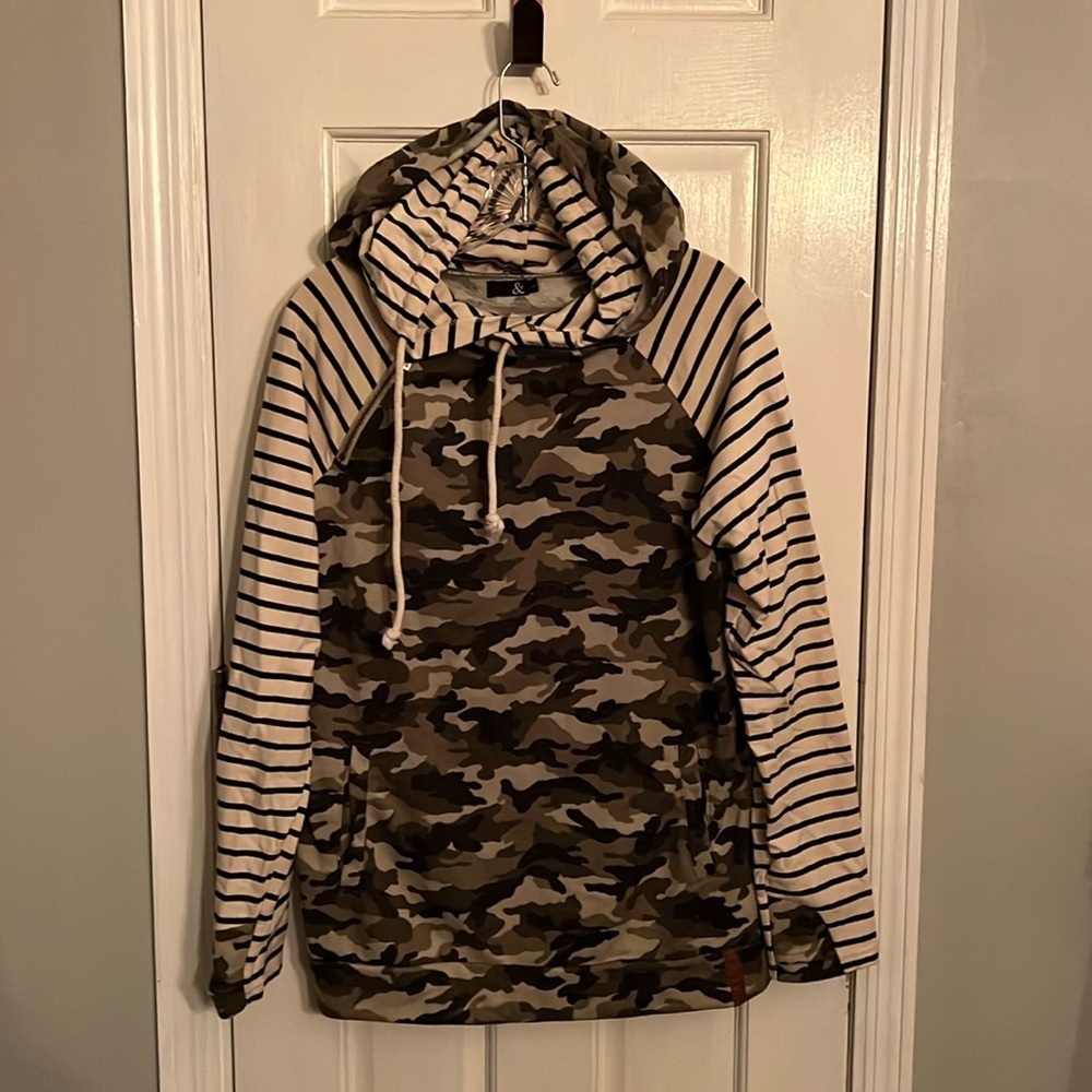 Ampersand camo striped hoodie EUC Large